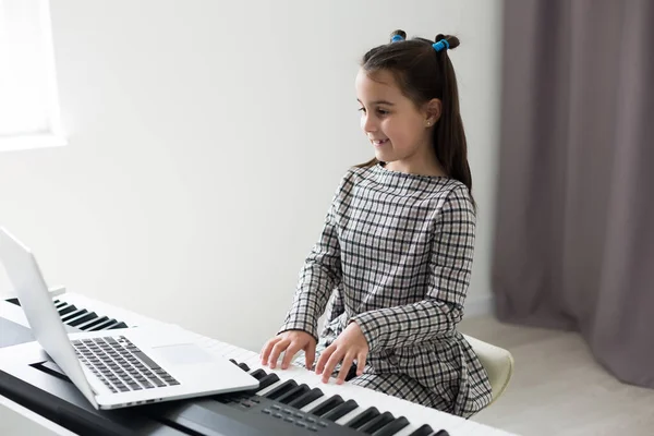 Petite Fille Distance Apprentissage Piano Ligne Pendant Quarantaine Concept Coronavirus — Photo
