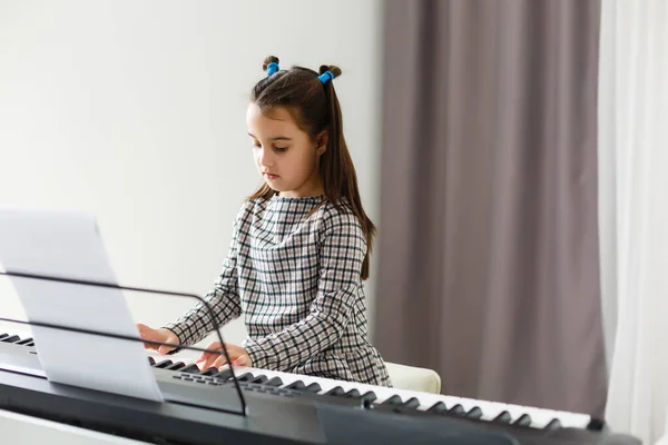 Belle Fille Avec Salon Curl Jouer Piano Dans Appartement — Photo