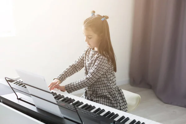 Belle Fille Avec Salon Curl Jouer Piano Dans Appartement — Photo