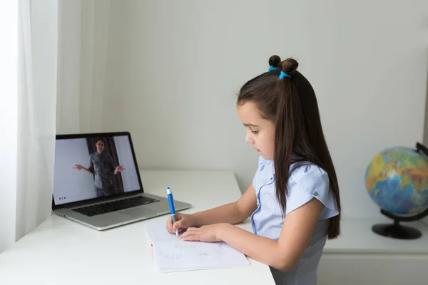 Estudante muito elegante estudando matemática lição de casa durante sua aula on-line em casa, distância social durante a quarentena, auto-isolamento, conceito de educação on-line, home schooler — Fotografia de Stock