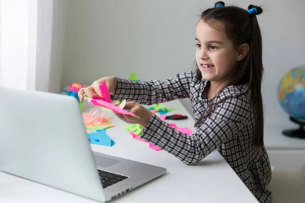 Nogal Stijlvol Schoolmeisje Dat Huiswerk Wiskunde Studeert Tijdens Haar Online — Stockfoto