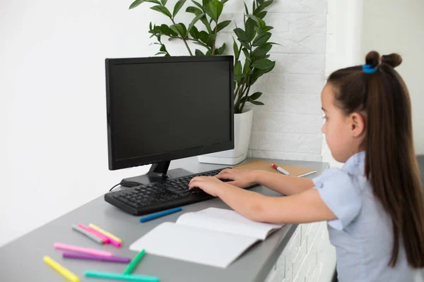 Μικρό Κορίτσι Χρησιμοποιώντας Την Έννοια Του Υπολογιστή Απόσταση Απευθείας Σύνδεση — Φωτογραφία Αρχείου