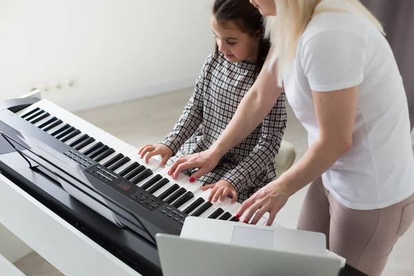 Женщина Помогавшая Дочери Играть Пианино Теле Пуговицах Фортепиано Модифицирована Цифровой — стоковое фото