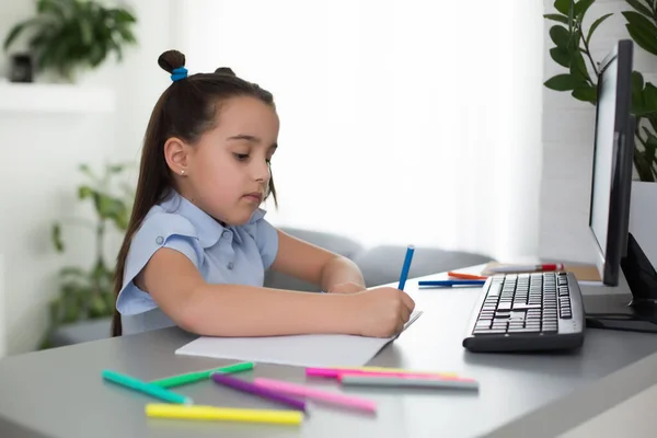 Klein Meisje Met Behulp Van Computer Concept Afstand Online Leren — Stockfoto