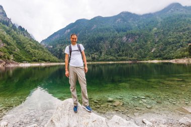 Göl kenarında yalnız bir turist.