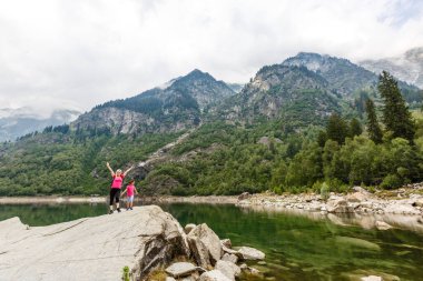 Alp yüksek dağ gölü, kozalaklı ağaçlar suya yansıyor, Antrona vadisi Campliccioli gölü, İtalya Piedmont