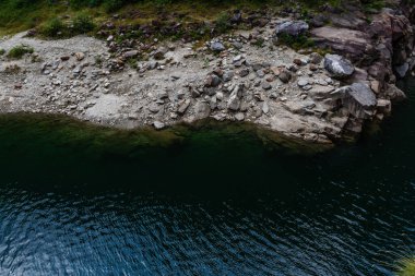 Alp yüksek dağ gölü, kozalaklı ağaçlar suya yansıyor, Antrona vadisi Campliccioli gölü, İtalya Piedmont