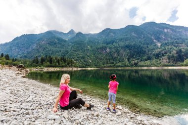 Antrona Gölü 'nde bir yaz günü, İtalyan Alplerinde, Piedmont' ta..