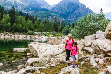 Yazın Dağlarda Yürüyen Aile Yürüyüşü Yolu