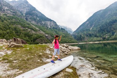 Alp yüksek dağ gölü, kozalaklı ağaçlar suya yansıyor, Antrona vadisi Campliccioli gölü, İtalya Piedmont