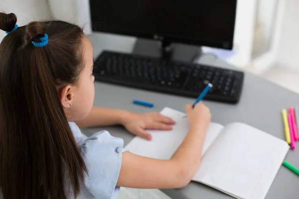 Studentessa Piuttosto Elegante Che Studia Matematica Durante Sua Lezione Online — Foto Stock