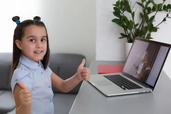 Studentessa Piuttosto Elegante Che Studia Matematica Durante Sua Lezione Online — Foto Stock