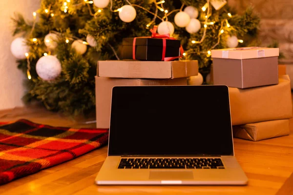 Laptop Tle Choinki Akceptuje Gratulacje Online Wesołych Świąt Rozmowa Wideo — Zdjęcie stockowe