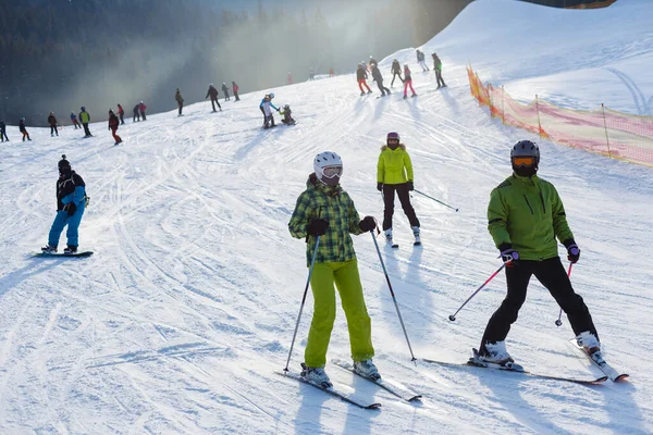 Τουρίστες Σκιέρ Και Snowboarders Μεγαλύτερο Χιονοδρομικό Κέντρο Στην Ανατολική Ευρώπη — Φωτογραφία Αρχείου