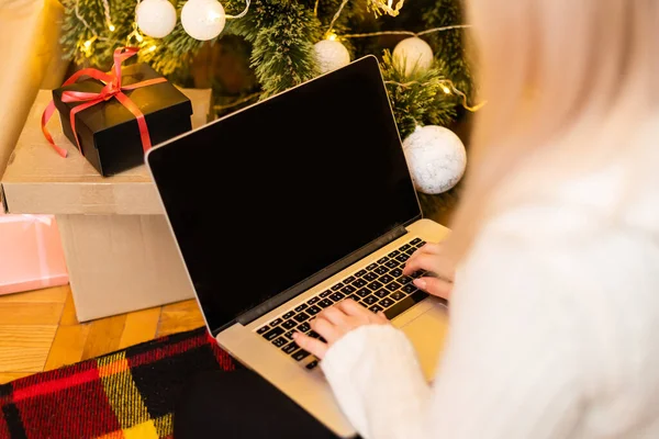 Vrouw Met Laptop Achtergrond Van Een Kerstboom Accepteert Online Felicitaties — Stockfoto