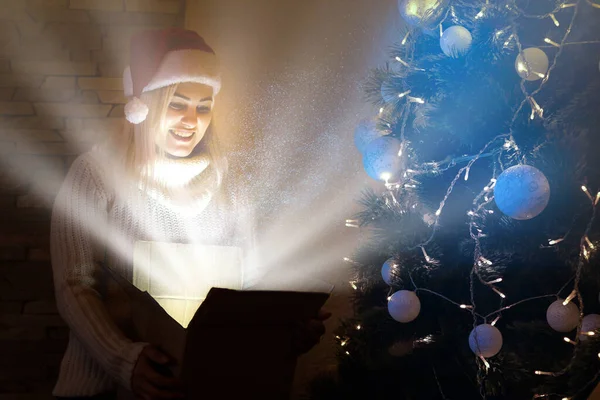 Feliz Joven Abriendo Una Caja Regalo Navidad — Foto de Stock