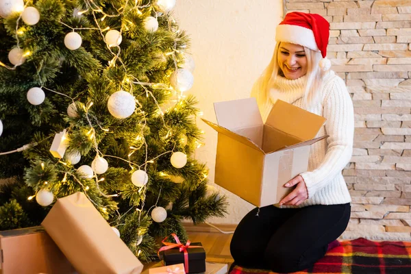 Šťastná Mladá Žena Otevírá Vánoční Dárek Box — Stock fotografie