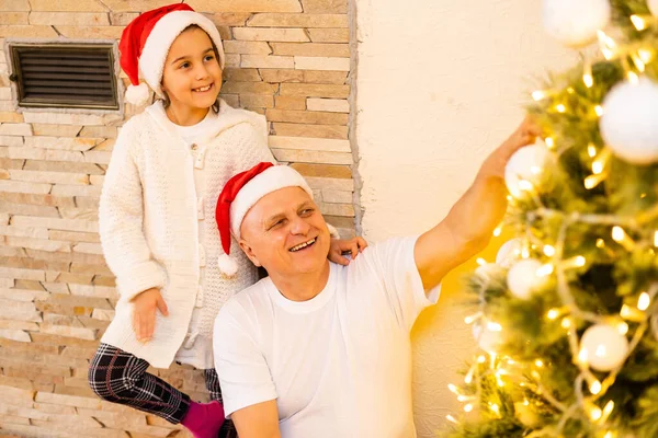 Aile Tatiller Kuşak Insan Konsepti Gülümseyen Kız Dedesi Evde Noel — Stok fotoğraf