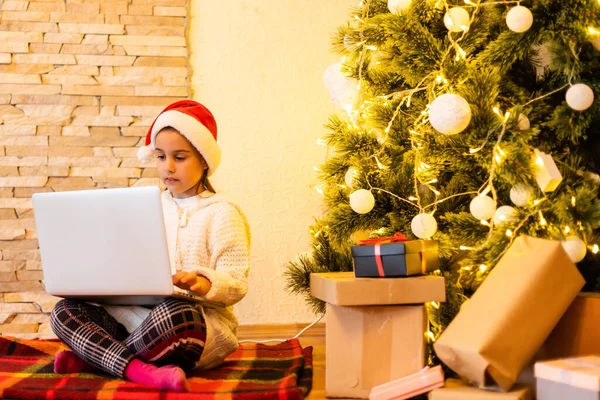 Маленька Дівчинка Светрі Новий Рік Дівчина Ноутбук Різдвяному Дереві Книгою — стокове фото