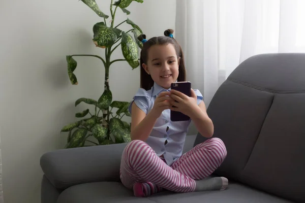 Crianças Tecnologia Conceito Comunicação Menina Sorrindo Mensagens Texto Smartphone Deitado — Fotografia de Stock