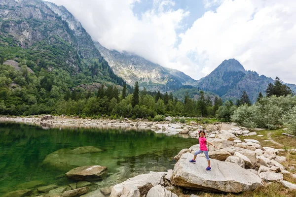 Küçük kız İtalya dağlarına bakıyor.