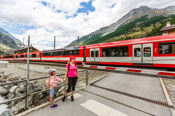 Familia Senderismo Sendero Las Montañas Verano Tren Los Alpes — Foto de Stock