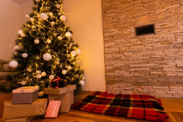 Weihnachten Wohnzimmer Mit Einem Weihnachtsbaum Geschenke Schöne Neue Jahr Dekoriert — Stockfoto