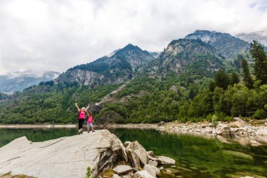 Antrona Gölü 'nde bir yaz günü, İtalyan Alplerinde, Piedmont' ta..
