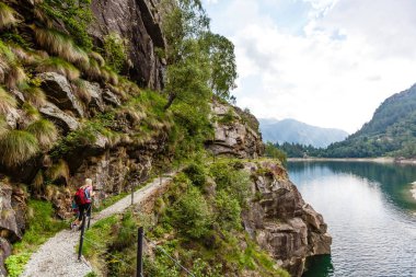Alp yüksek dağ gölü, kozalaklı ağaçlar suya yansıyor, Antrona vadisi Campliccioli gölü, İtalya Piedmont