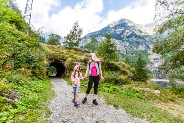 Yazın Dağlarda Yürüyen Aile Yürüyüşü Yolu