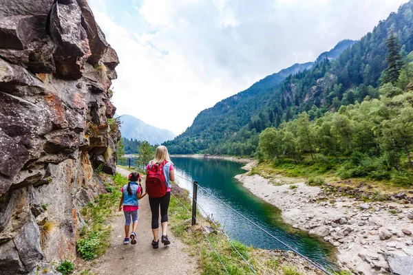 Caminhantes Com Mochila Olhando Para Montanhas Vista Alpina Mãe Com — Fotografia de Stock