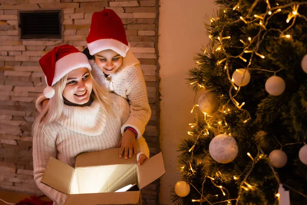 Dochter Met Haar Moeder Bij Kerstboom — Stockfoto