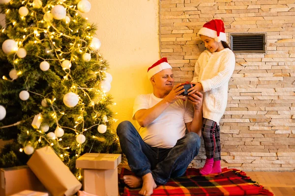 Aile Tatiller Kuşak Insan Konsepti Gülümseyen Kız Dedesi Evde Noel — Stok fotoğraf