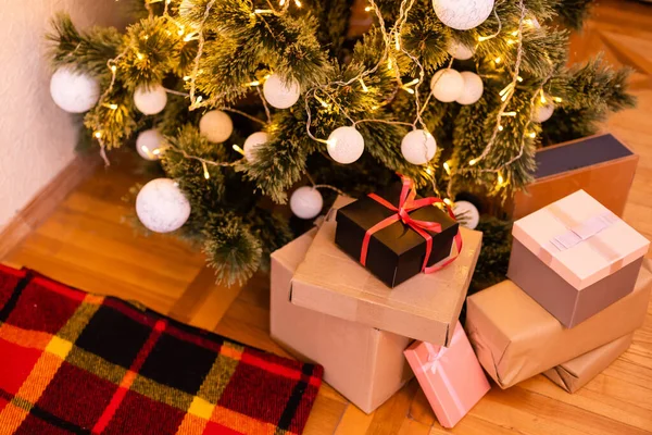 Casa Lindamente Decorada Com Uma Árvore Presentes Natal — Fotografia de Stock