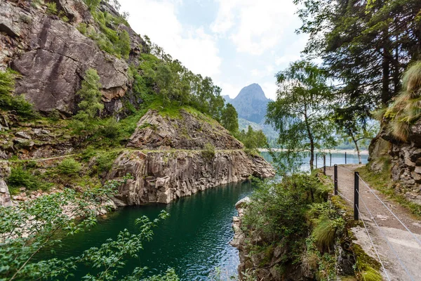 Lac Haute Montagne Alpin Bois Conifères Reflètent Dans Eau Antrona — Photo