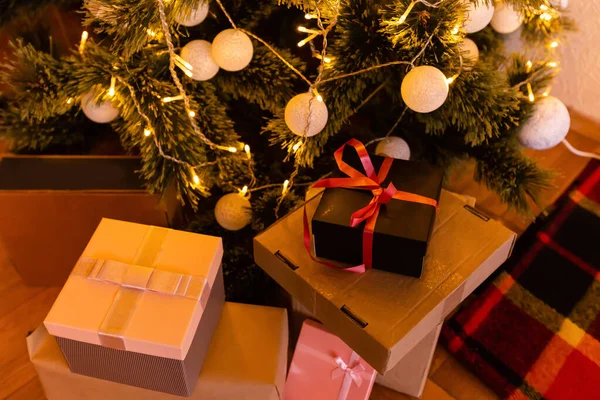 Schön Geschmücktes Haus Mit Baum Und Geschenken Weihnachten — Stockfoto