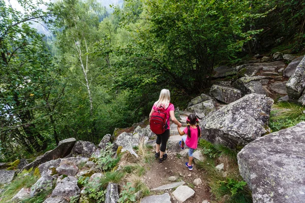Anne ve kızı İtalya Gölü yakınlarındaki dağlarda yürüyorlar.