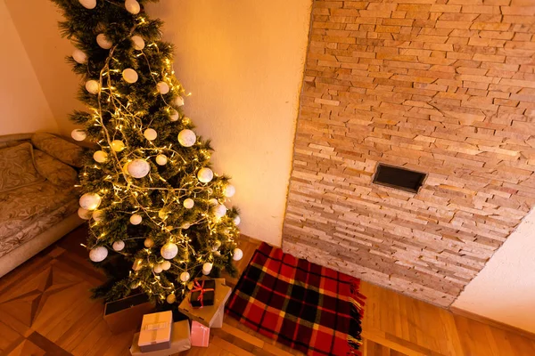 Karácsonyi Nappali Karácsonyfával Ajándékok Gyönyörű Díszített Otthon Belső — Stock Fotó
