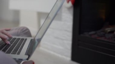 Noel zamanı. Diz üstü bilgisayar satın alma sezonu satışını ya da arkadaşları için internet arama hediyelerini kullanan bir kadın, Noel alışverişini evdeki rahat atmosferden yapıyor. Kış tatili