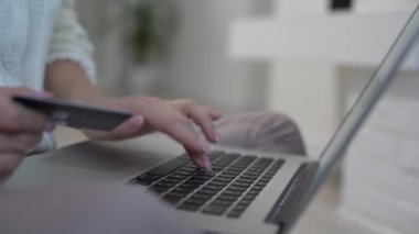 Noel zamanı. Diz üstü bilgisayar satın alma sezonu satışını ya da arkadaşları için internet arama hediyelerini kullanan bir kadın, Noel alışverişini evdeki rahat atmosferden yapıyor. Kış tatili