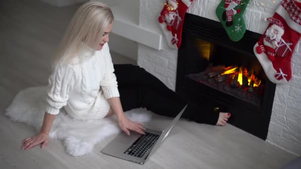 Christmas Woman Using Laptop Purchasing Season Sale Surfing Internet Search — Stock Video
