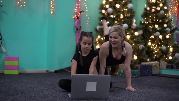 Mother Daughter Doing Sports Exercises Laptop Online Quarantine Background Christmas — Wideo stockowe
