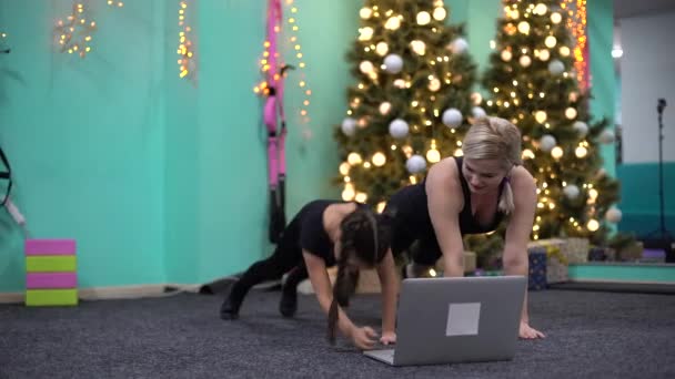 Mother Daughter Doing Sports Exercises Laptop Online Quarantine Background Christmas — Stok video