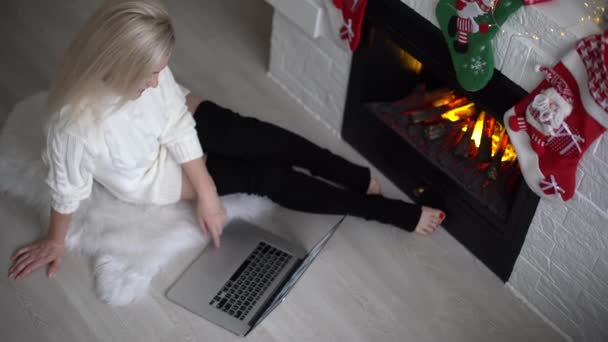 Kerstmis Vrouw Met Laptop Aankoop Seizoen Verkoop Surfen Internet Zoeken — Stockvideo