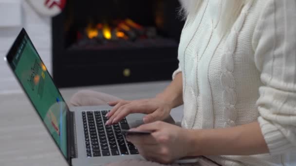 Kerstmis Vrouw Met Laptop Aankoop Seizoen Verkoop Surfen Internet Zoeken — Stockvideo