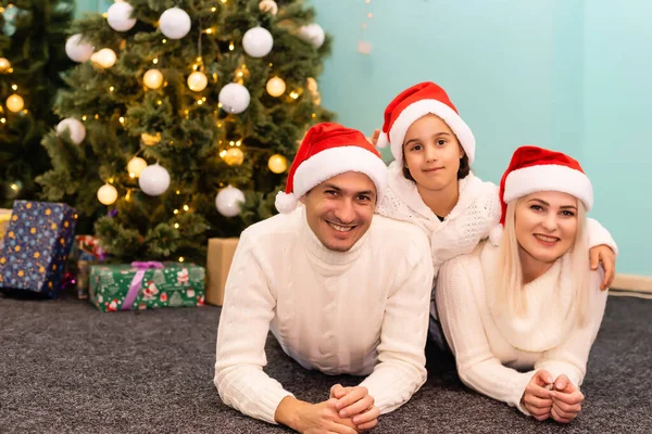 Natal Família Felicidade Pai Mãe Filha Chapéus Papai Noel Olhando — Fotografia de Stock