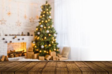 Kırsal ahşap masa noel ışıklarının önünde, soyut yuvarlak arka plan