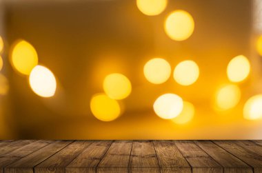 Bulanık cam duvarın arkasındaki ahşap masa. Ürün görüntüleme montajı ya da anahtar tasarımı görsel düzen arka planı için