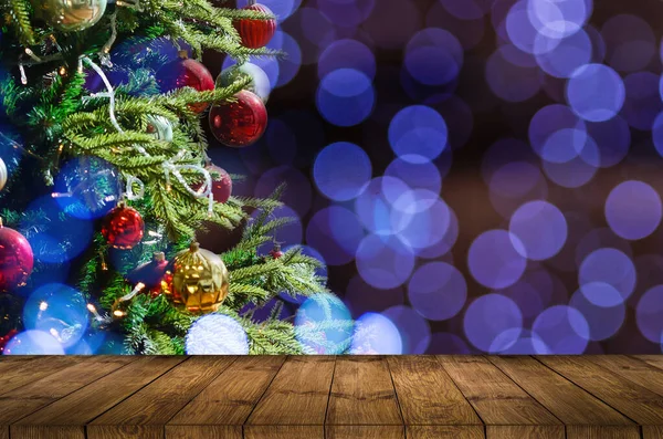 Una Mesa Con Lugar Para Anuncio Árbol Navidad Con Luces — Foto de Stock