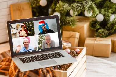 Arkadaşlar Noel 'i online olarak karantinada kutluyorlar. Videodaki insanlar tecritte eğleniyorlar